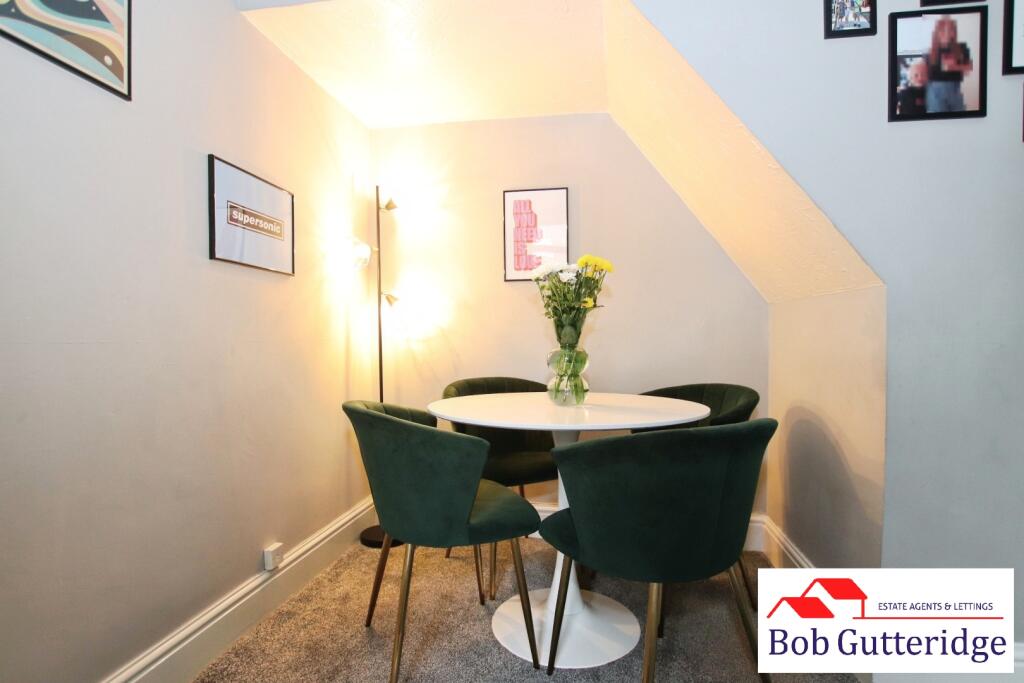 SITTING / DINING ROOM