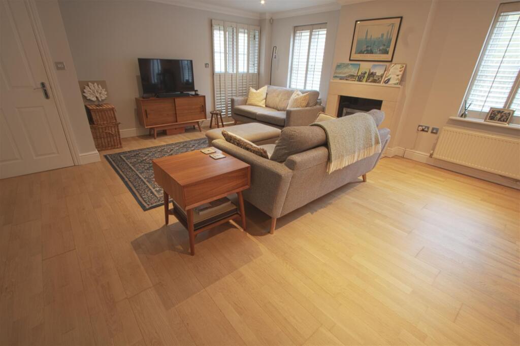 LOUNGE1.jpg