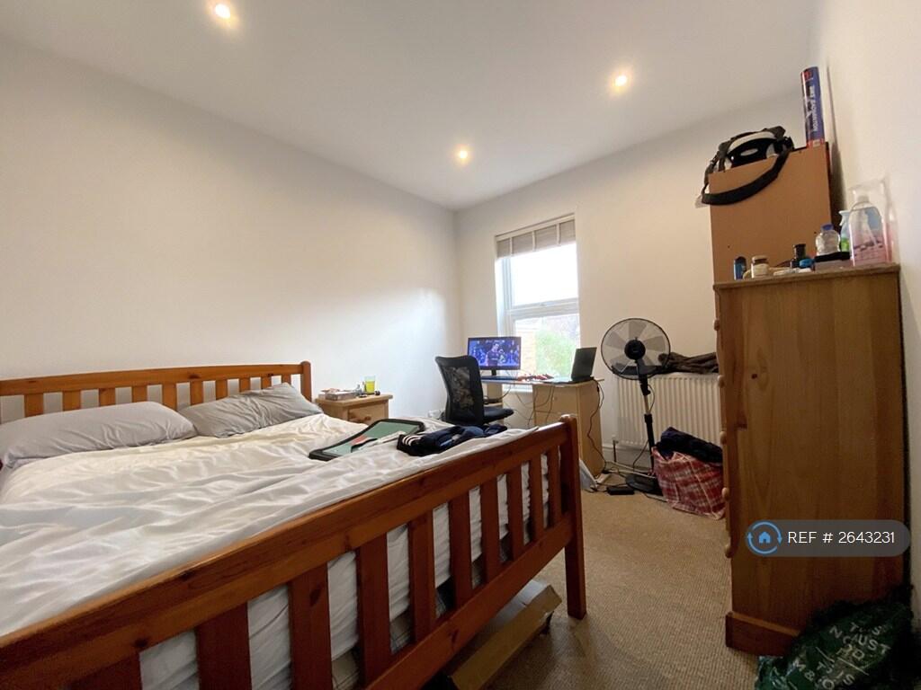 First Floor Middle Bedroom