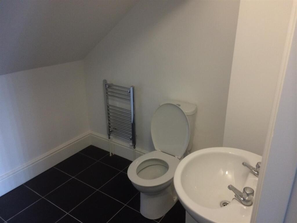 Bathroom F 7.JPG