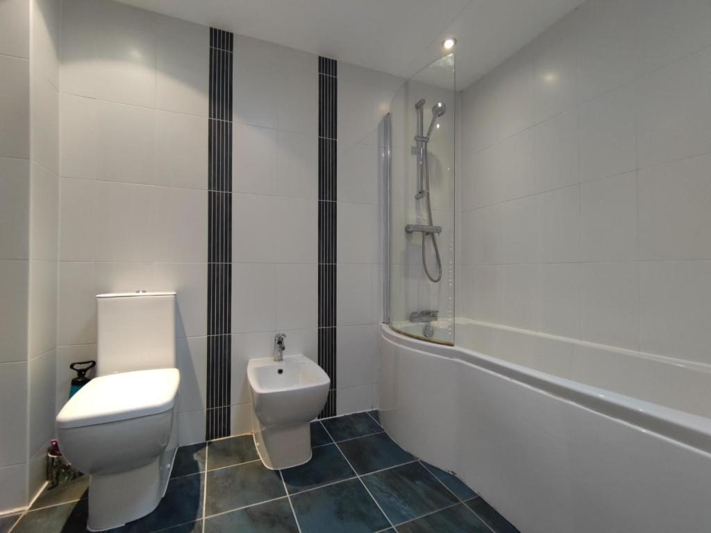 Family Bathroom 2
