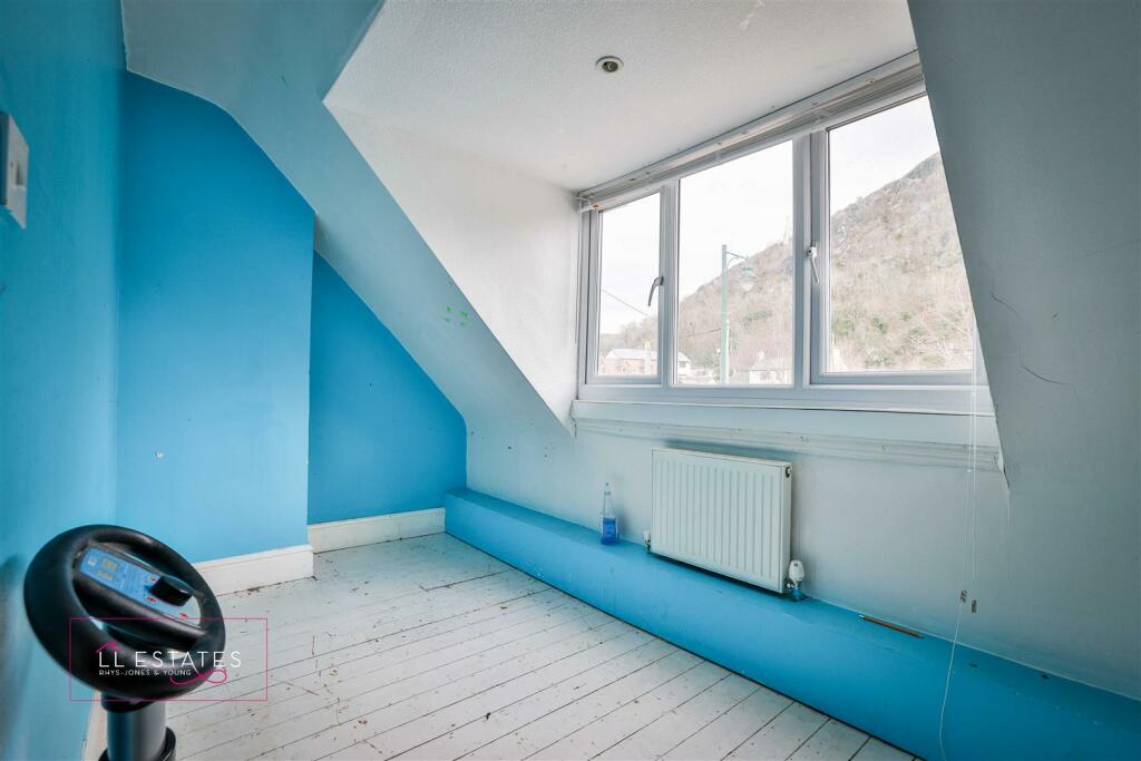 110 ffordd talargoch-44 top blue room.jpg