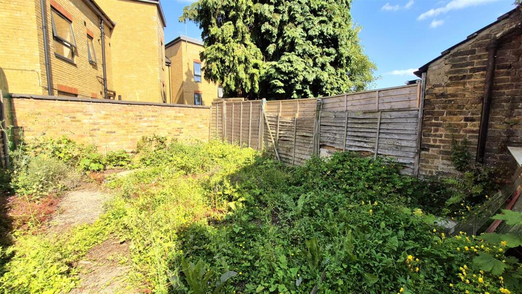ENCLOSED REAR GARDEN