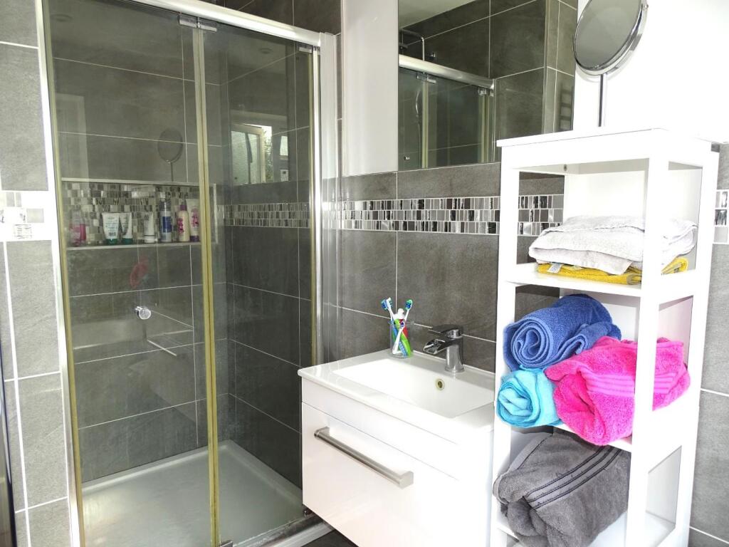 INDEPENDENT SHOWER UNIT