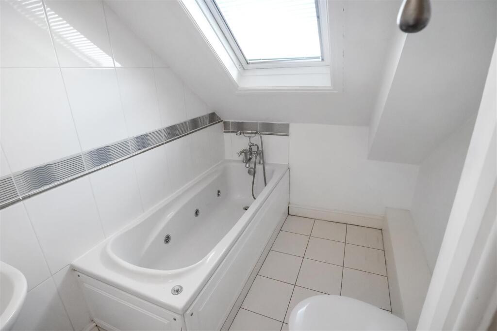 Bathroom 1.jpg