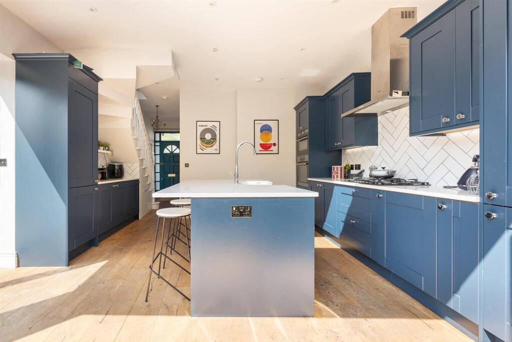 Cavendish Drive, E11