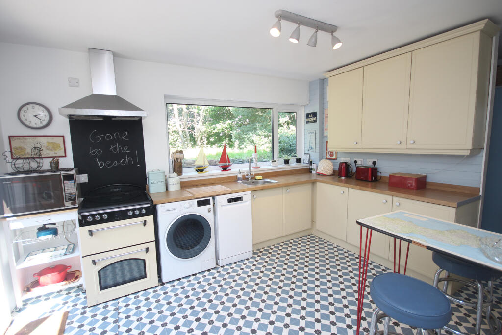 11) Kitchen