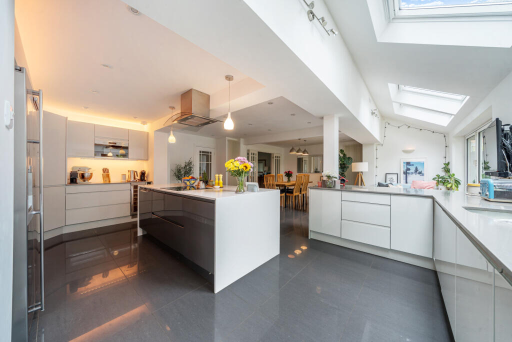 1302727-7-683f3fe...