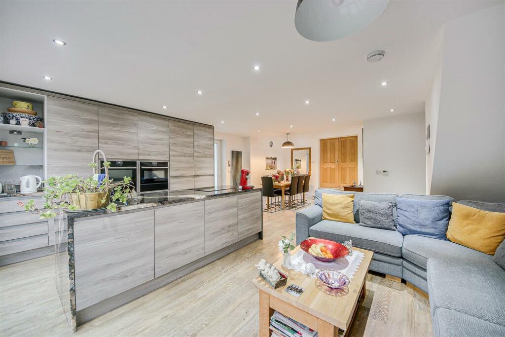 Lounge / Kitchen