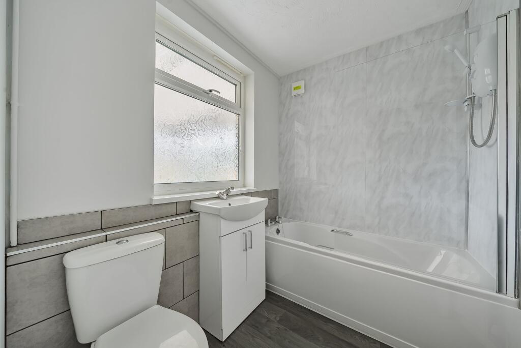 Bathroom W.C (1)