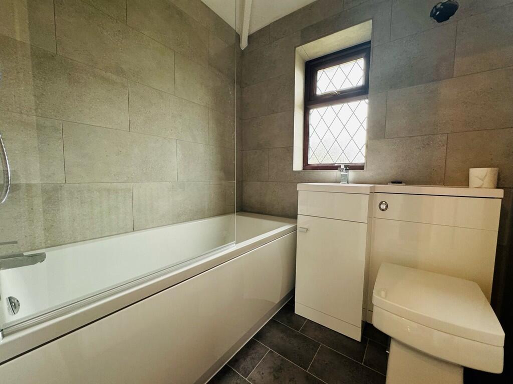 lancaster bathroo...