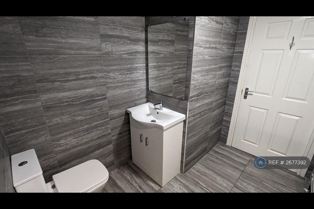 Middle Floor Bathroom