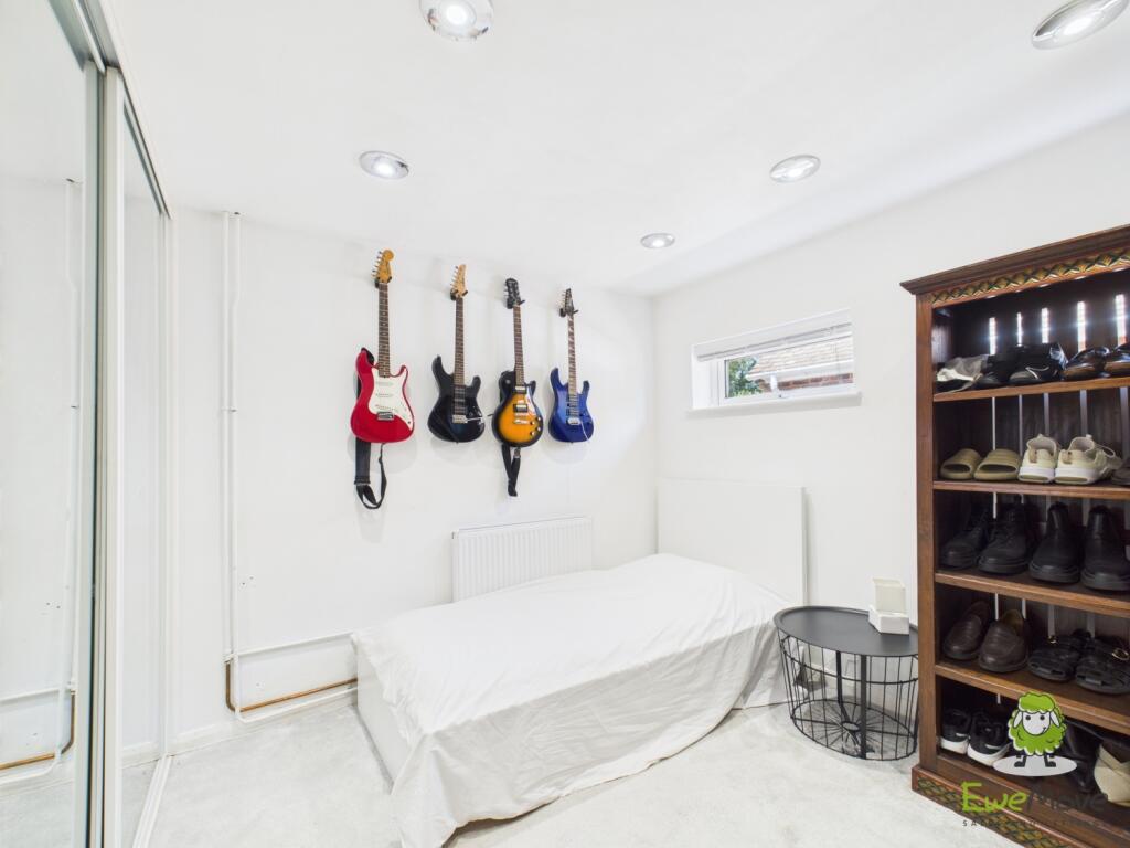 EweMove Basingstoke Estate Agents - 24 Byfleet Ave