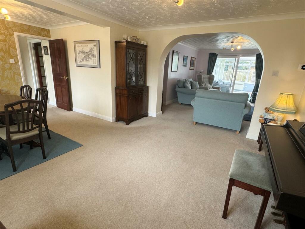 Dining - Fam - Sitt 1.JPG