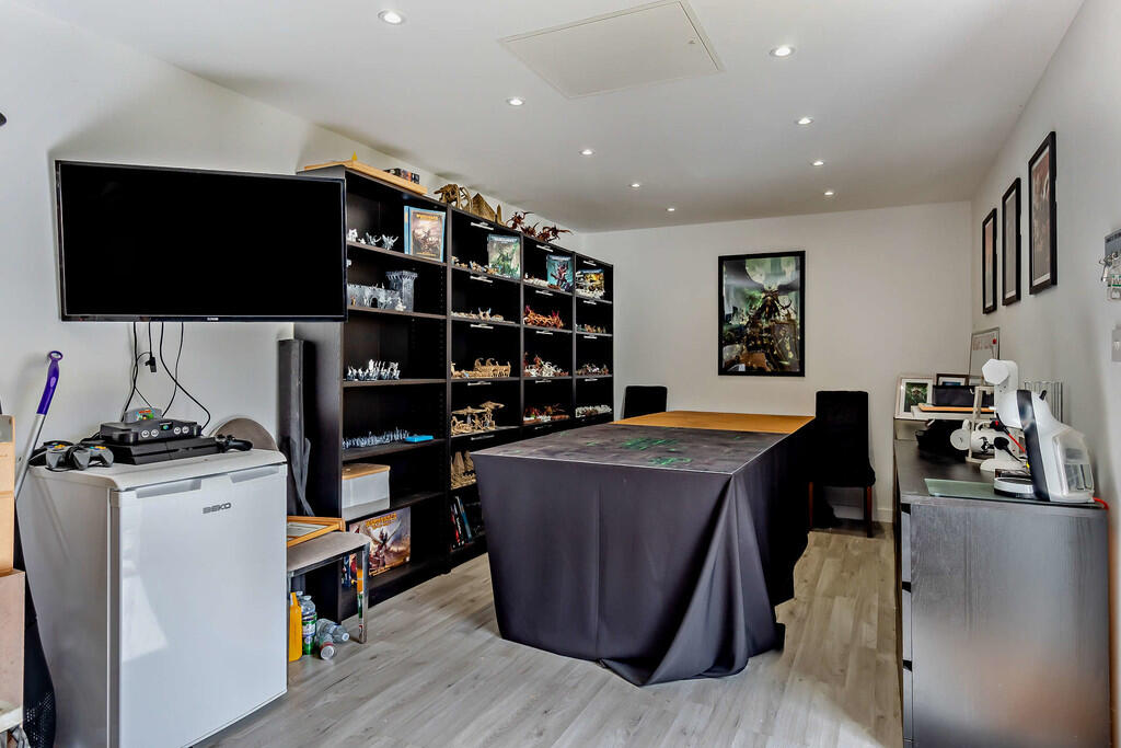 8662282-interior1...