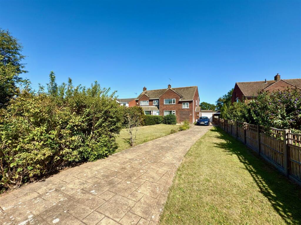 FRONT DRIVEWAY.jpg
