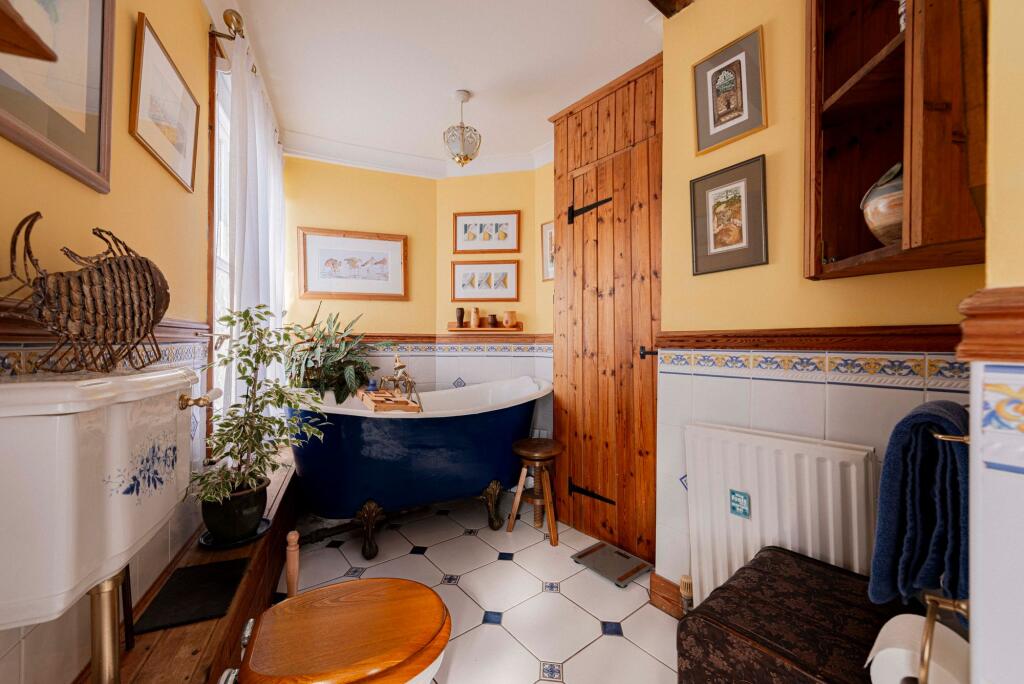 Bathroom W.C (2)