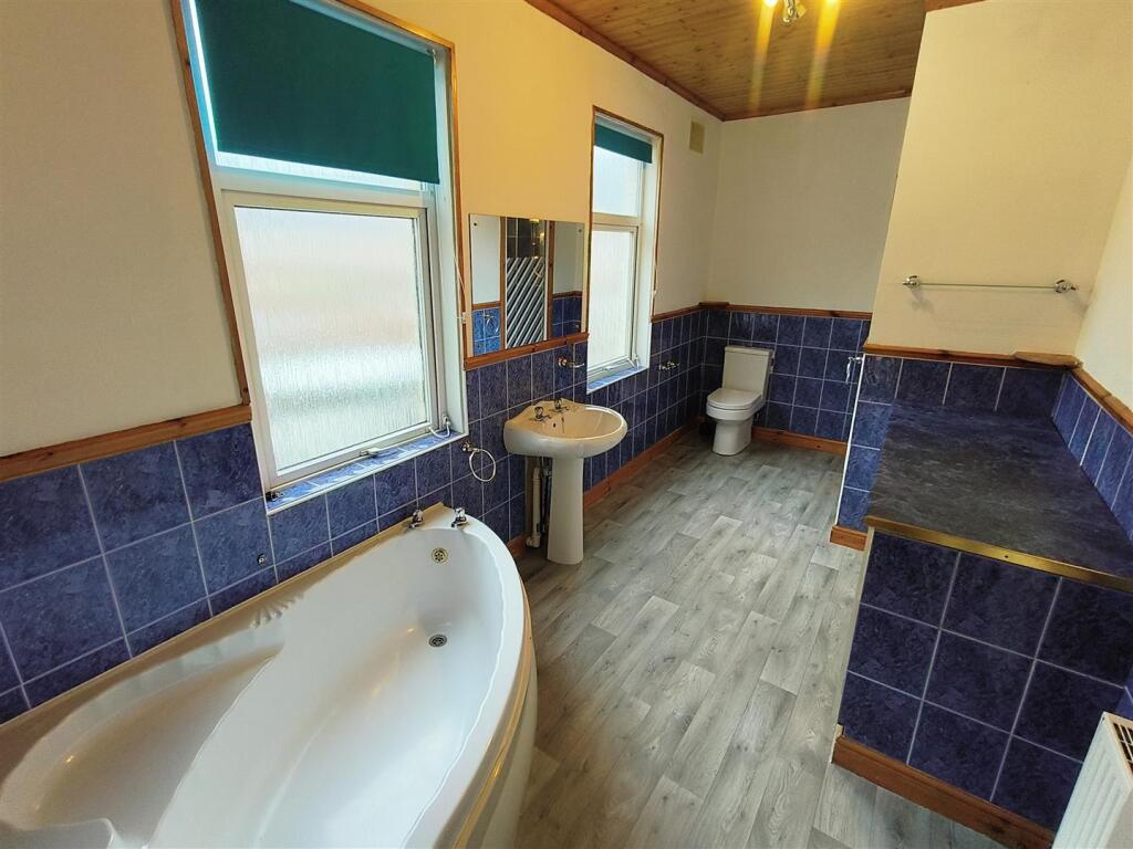 bathroom 1.jpg