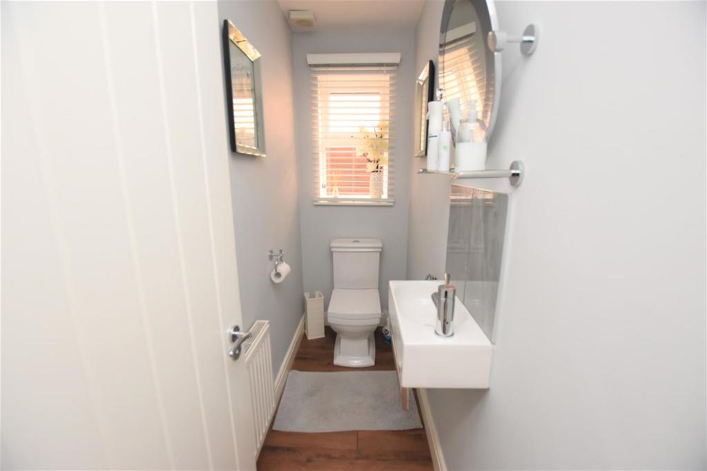 Cloakroom WC.jpg
