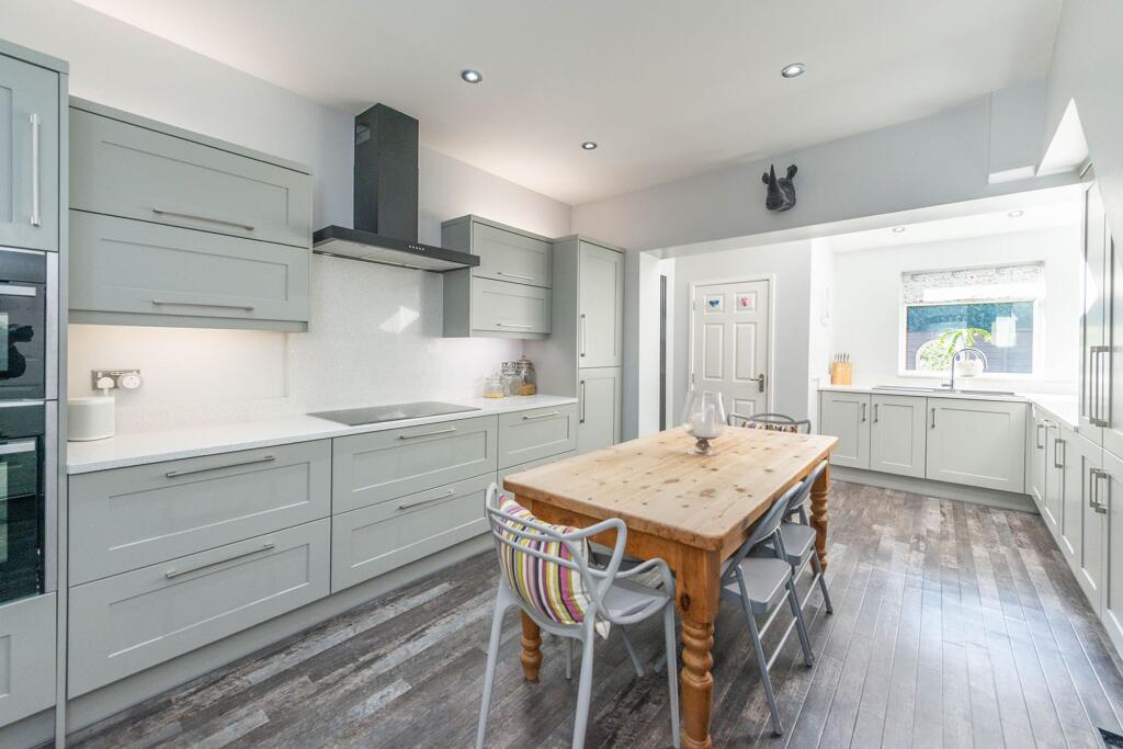 KITCHEN DINER AND LOUNGE