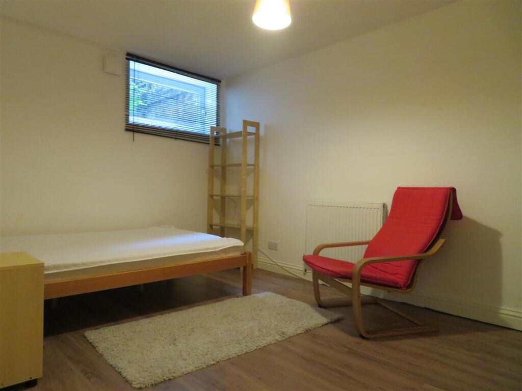 89B Cottage Room 3.JPG