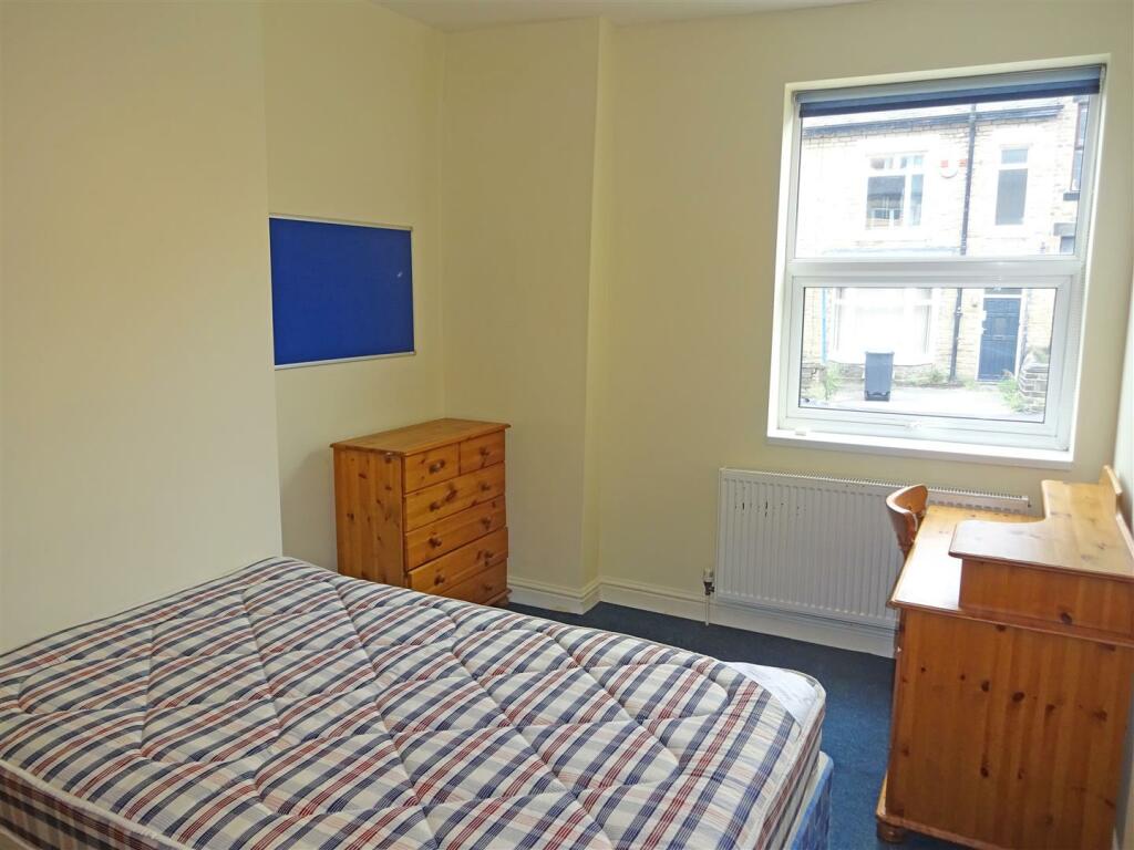 Bed 1.jpg