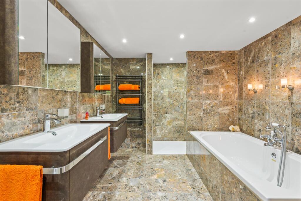 Master En-suite Bathroom