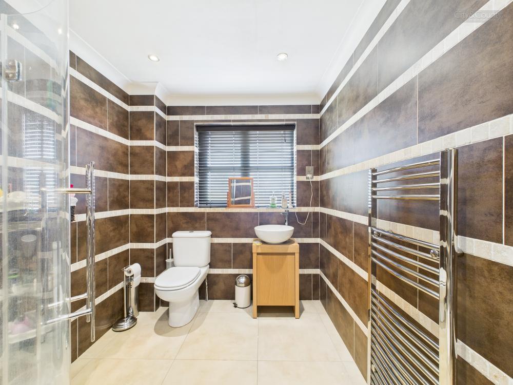 En-Suite To Master Bedroom