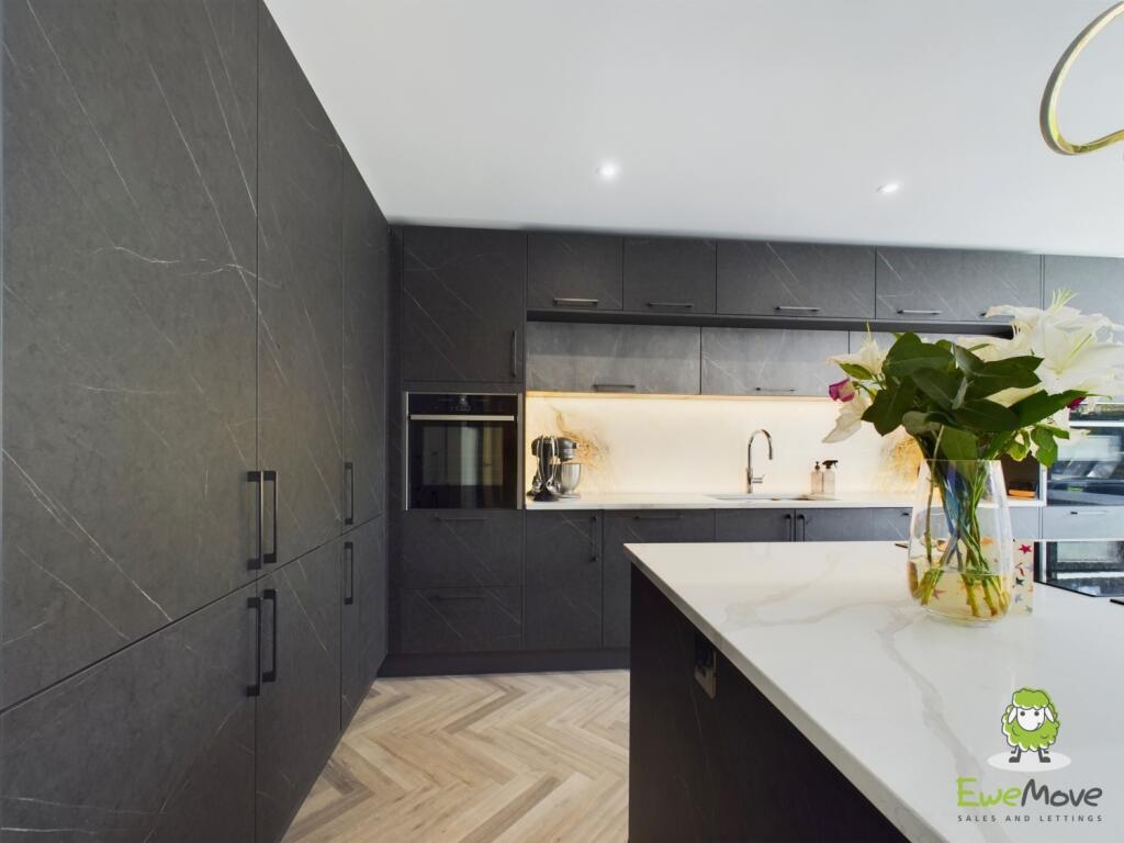 CAM03778G0-PR0171-STILL026