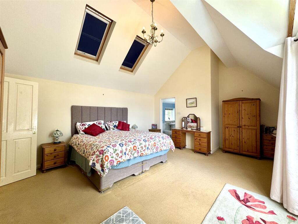 PRINCIPAL BEDROOM
