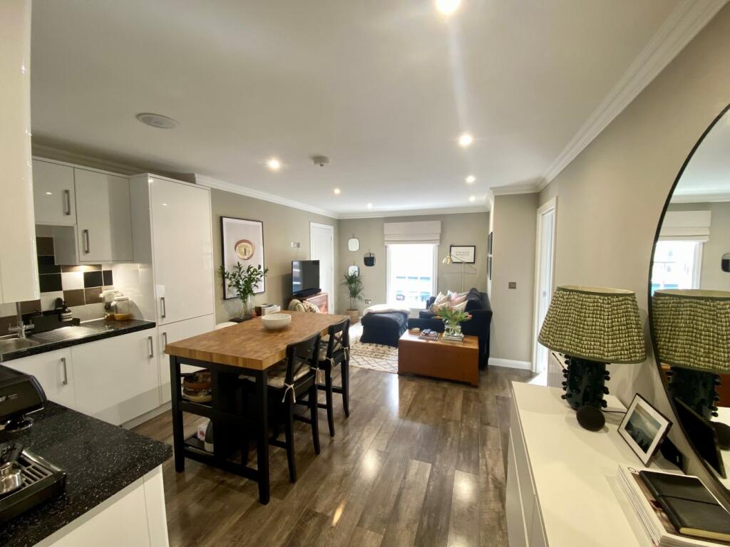 2 The Borough, Farnham, Surrey, GU9