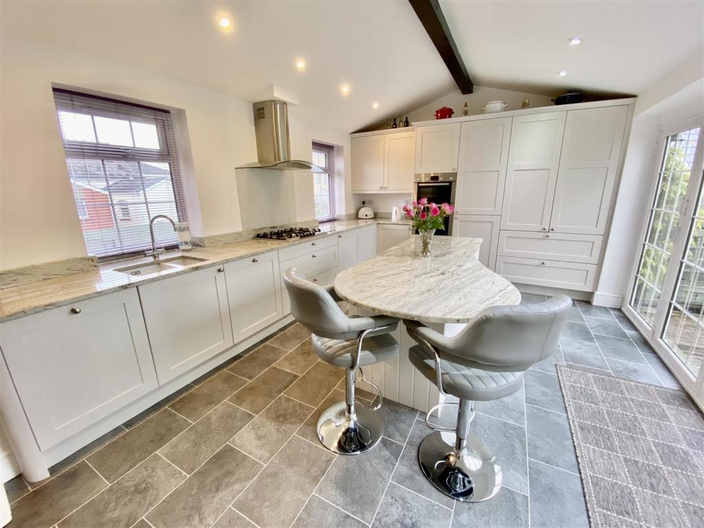 KITCHEN/BREAKFAST ROOM