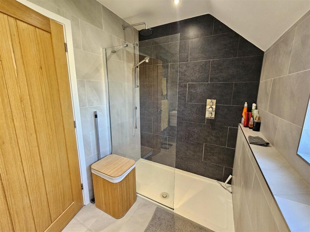 En Suite Shower.jpg