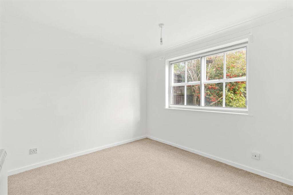 27 Hillary Close, HP21 9TL-3.jpg