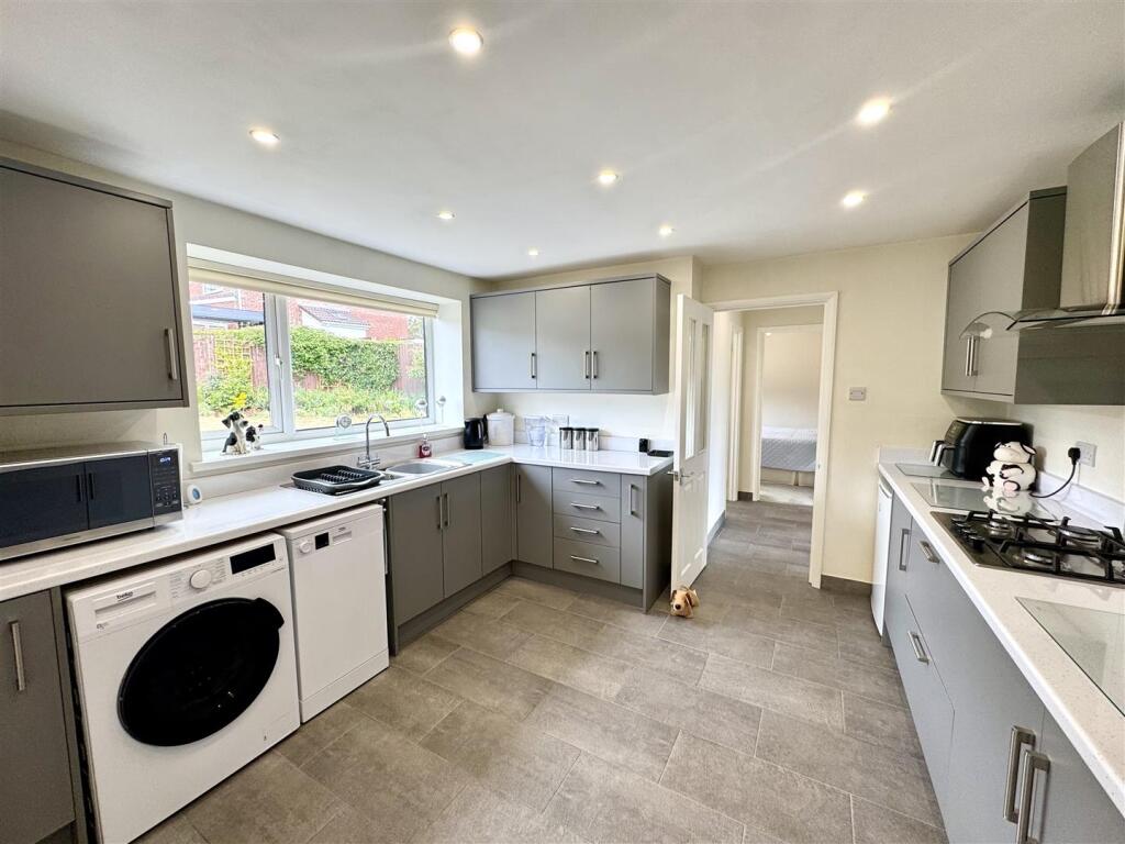 KITCHEN/BREAKFAST ROOM