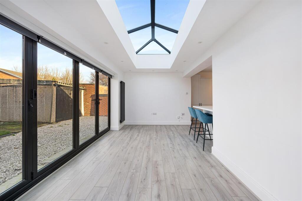 Open plan living/dining space