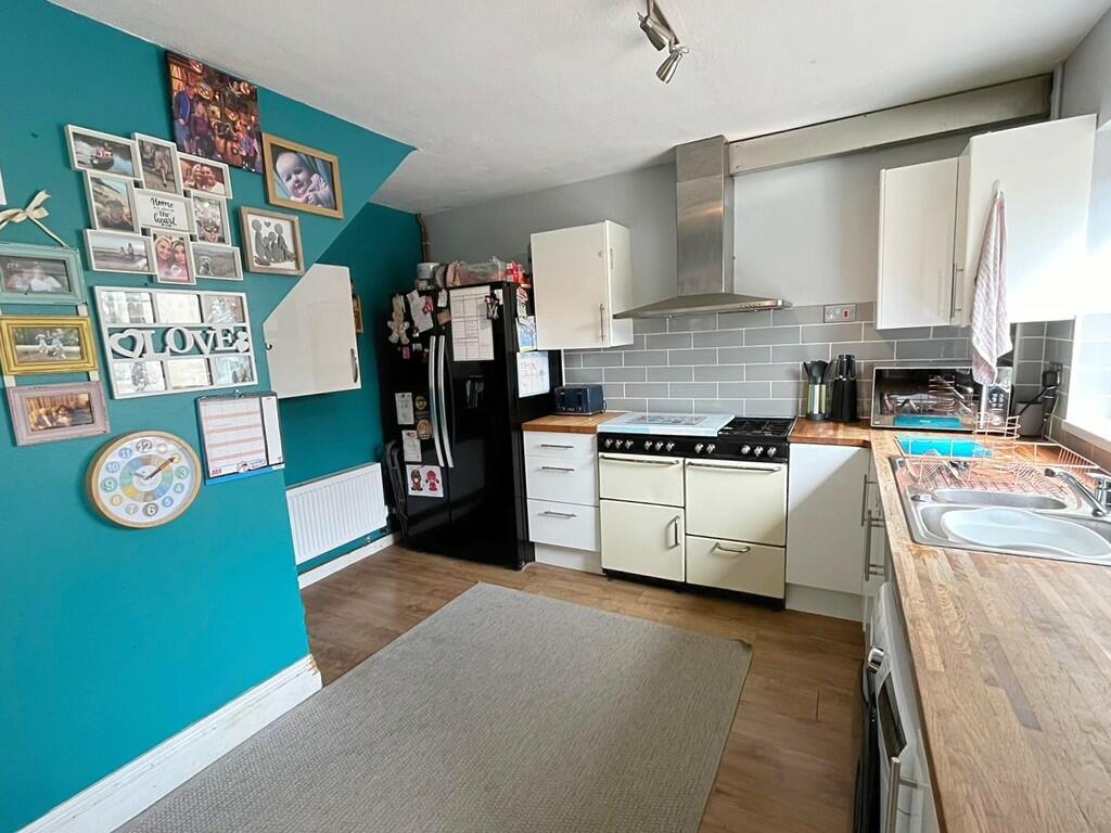 Kitchen from lobb...