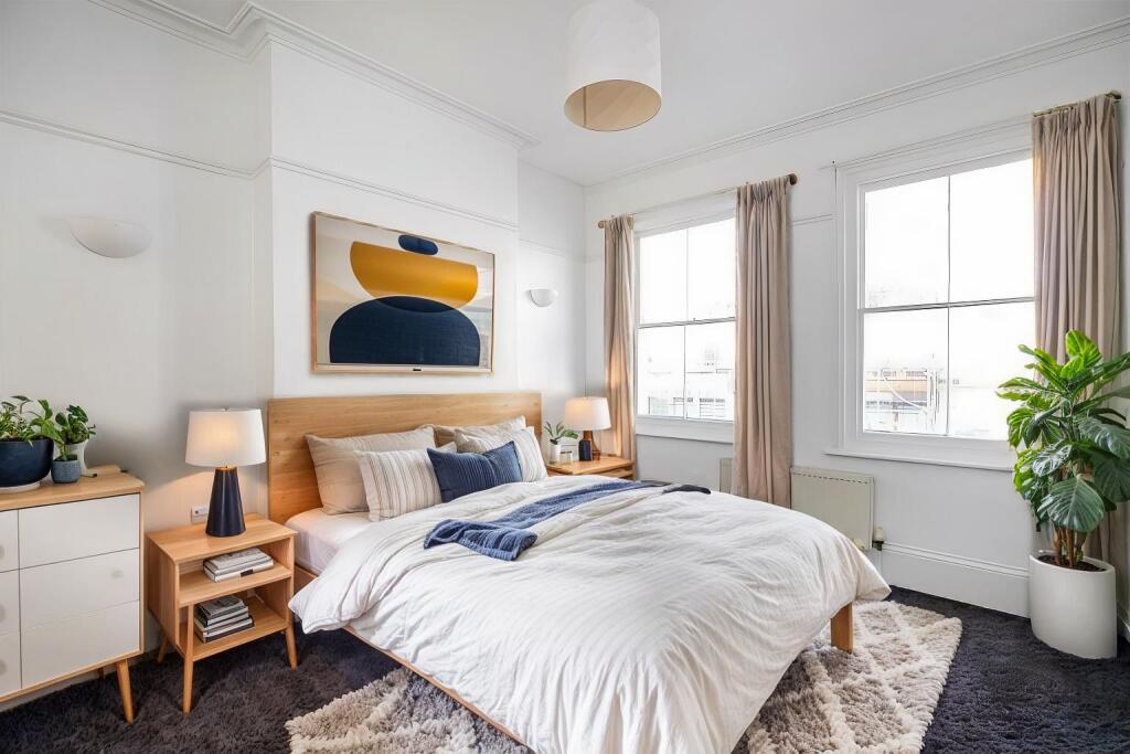 Main bedroom-VIRTUALLY STAGED
