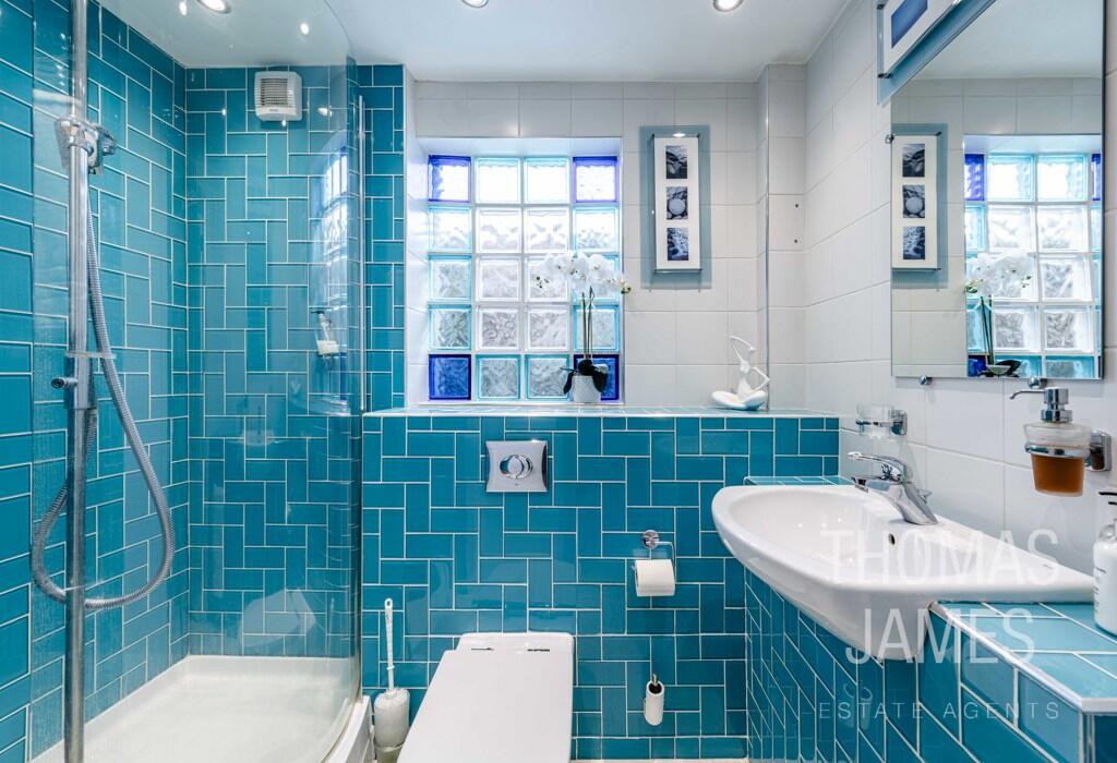 Vicars Moor Lane, fully tiled en suite bathroom
