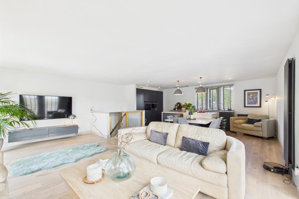 CAM04201G0-PR0088-STILL029