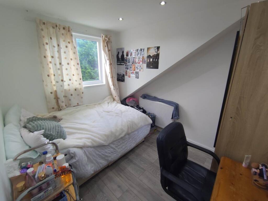 Attic rear bedroom (