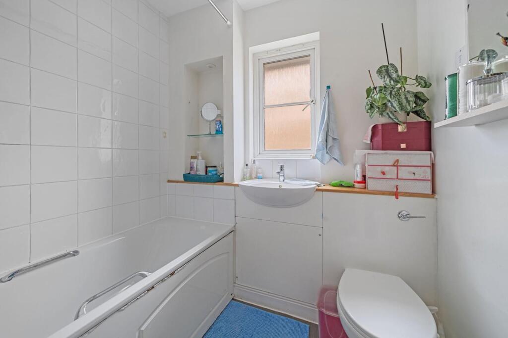 03-a19f81011 - NS - PropWorld - 2 Oaklands Court -
