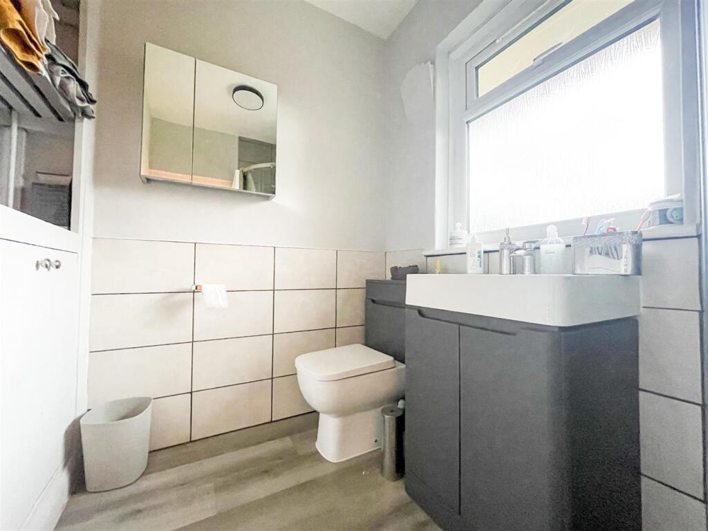 SHOWER ROOM