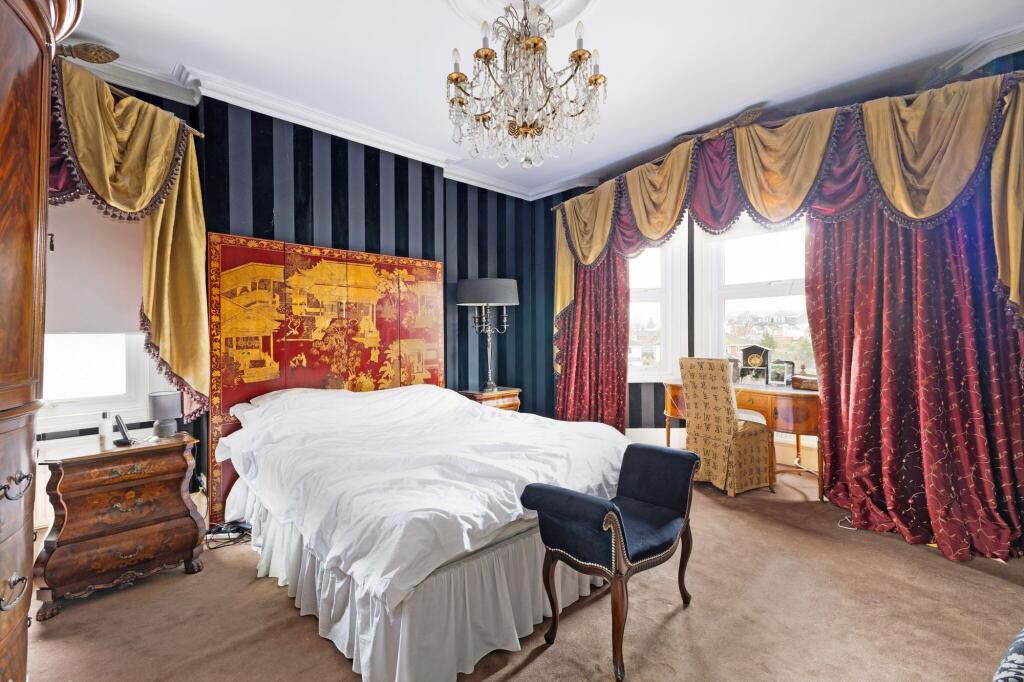 Principal bedroom