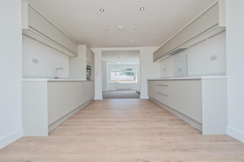 Fitted Kitchen &amp; Dining Area: