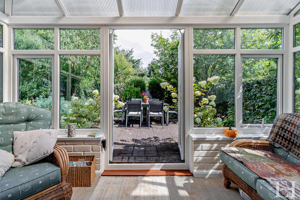 8658864-interiorW...