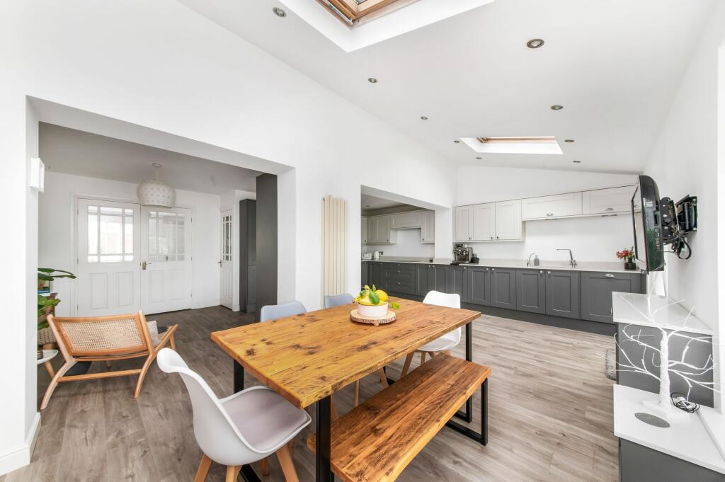 OPEN-PLAN DINING KITCHEN AND FAMILY ROOM