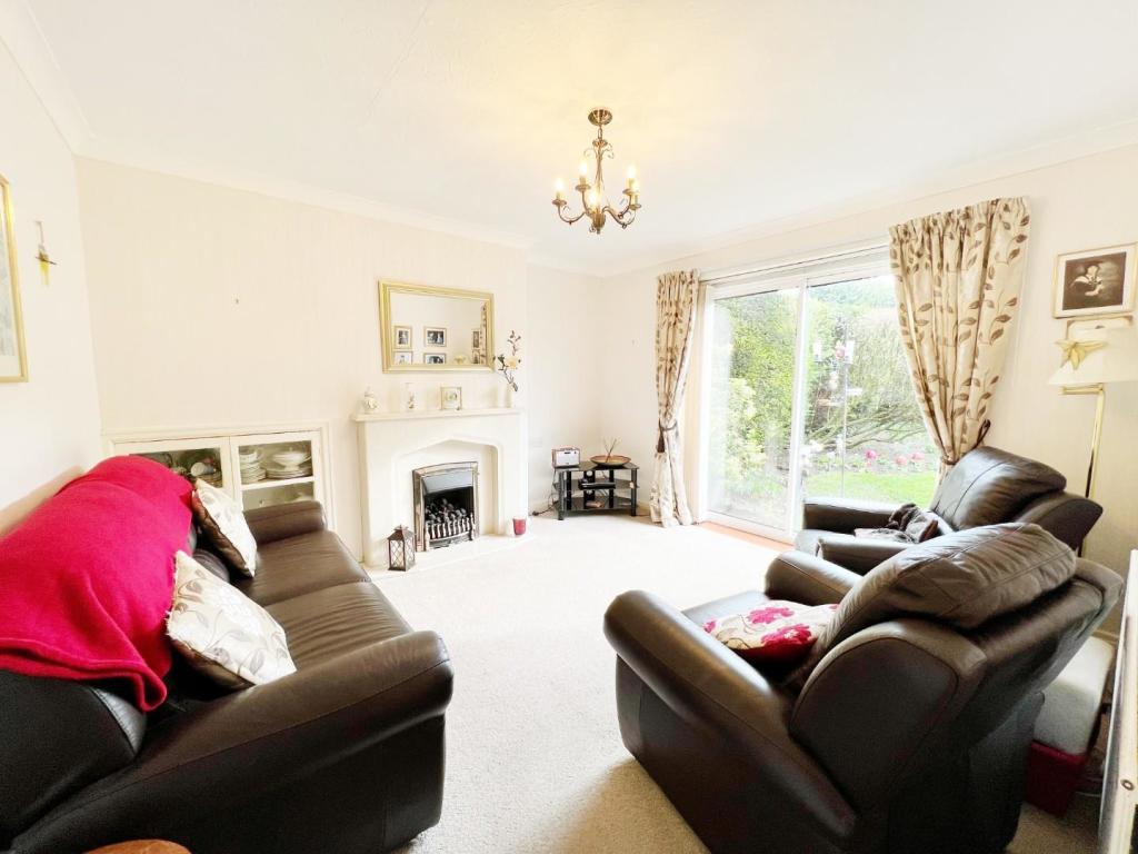 Lounge pic 1.jpg