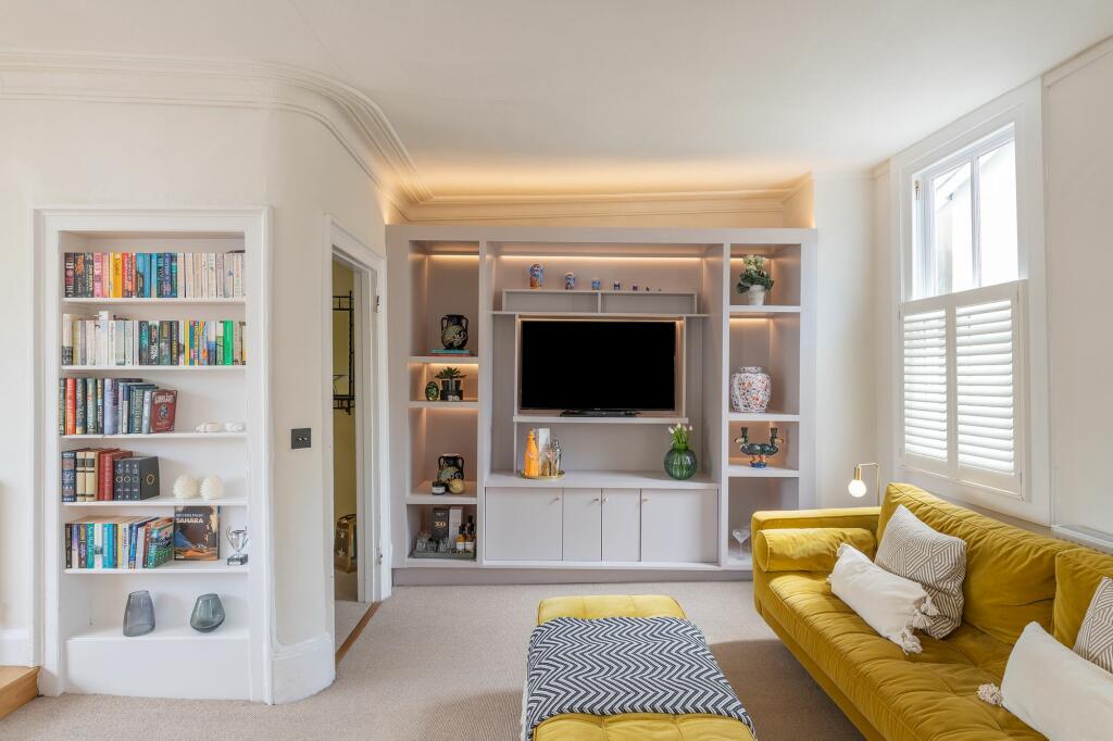 Hawley House, 4 South Ford Road, Dartmouth: Living Room