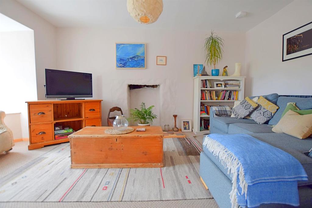 Living Room 2.jpg
